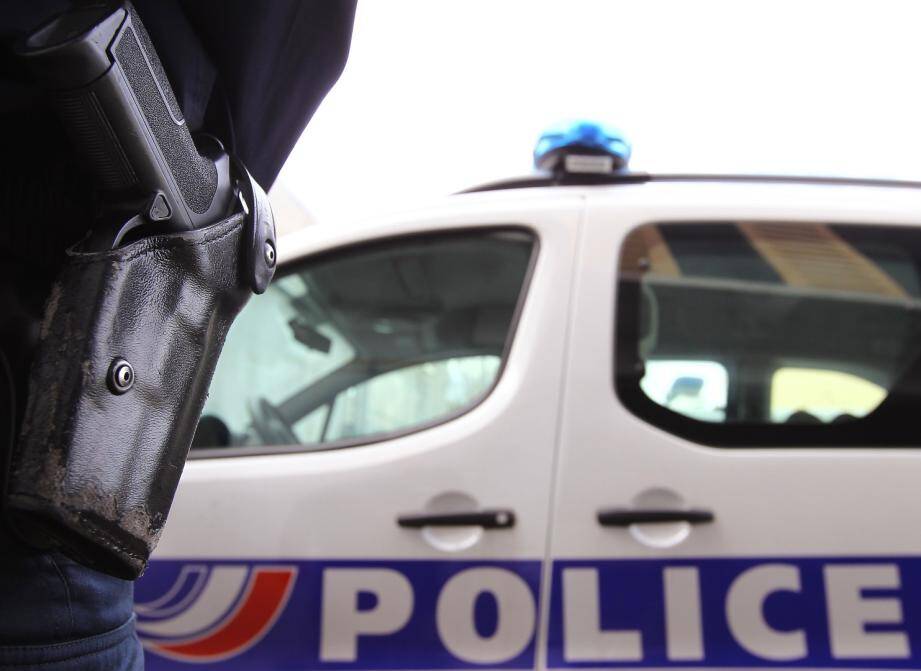 Illustration policier voiture et arme