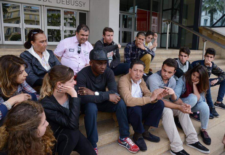 Autour du sage Cheikh Bentounes, de jeunes Cannois mobilisés pour défendre la paix entre les peuples.