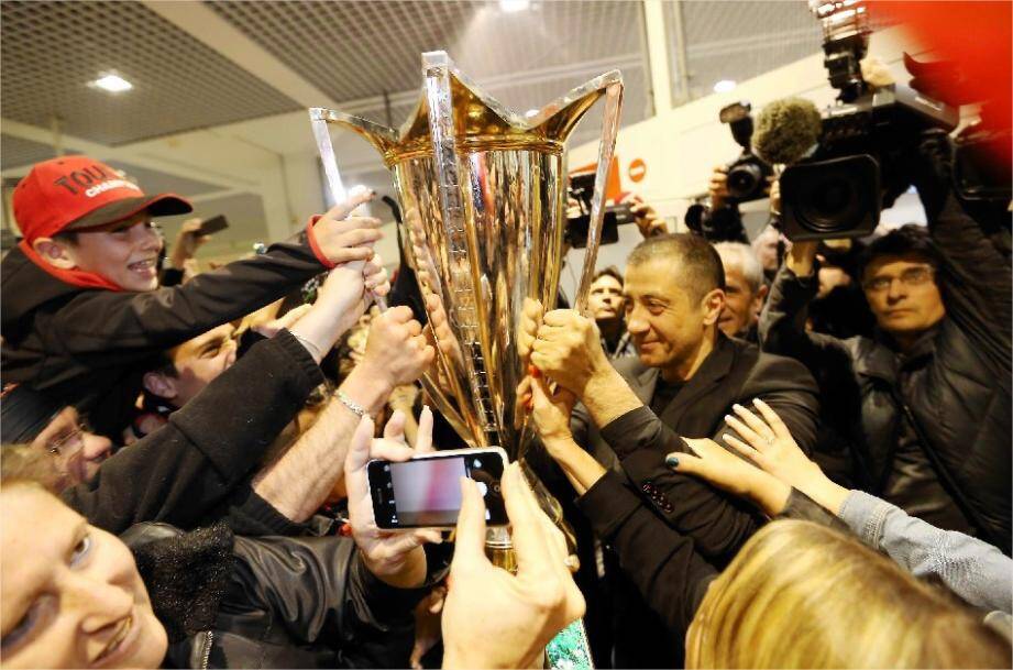 VIDEO. Les champions et la coupe accueillis par les supporters à l'aéroport de Hyères