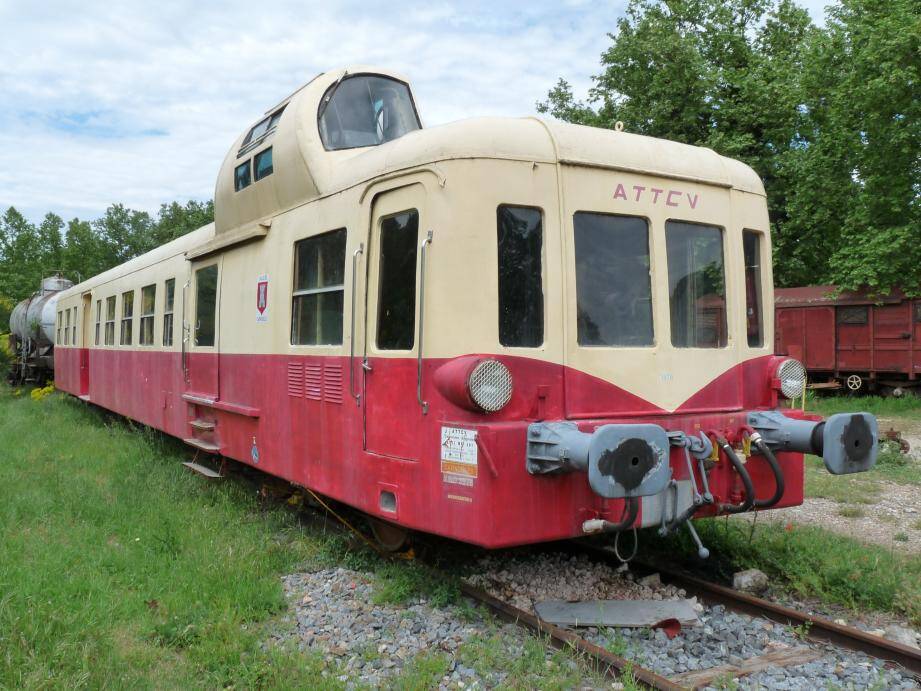 En panne au dépôt de Besse, l’autorail Picasso X3800 peut enfin espérer rouler...