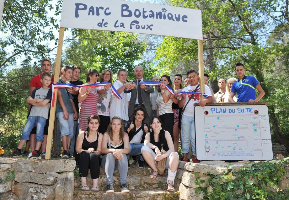 Les élèves en orientation professionnelle inaugurent « leur » jardin en compagnie de leurs éducateurs.