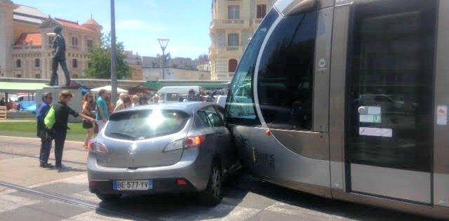 nice tramway collision voiture liberation 150627