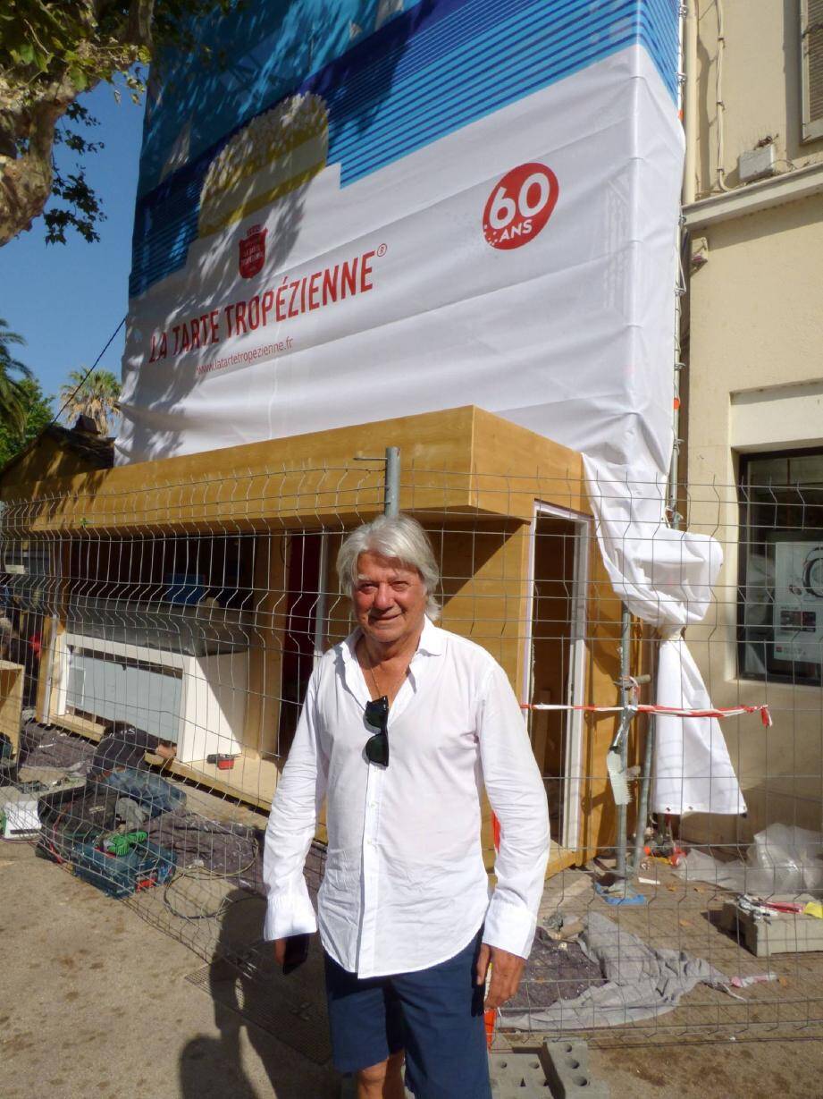 Albert Dufrêne devant le kiosque des Lices.