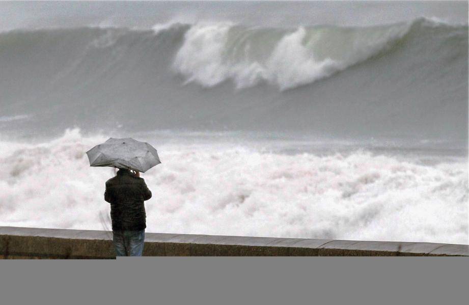 Retro Ces Vagues Geantes Qui Ont Frappe La Cote D Azur Et Le Var Nice Matin