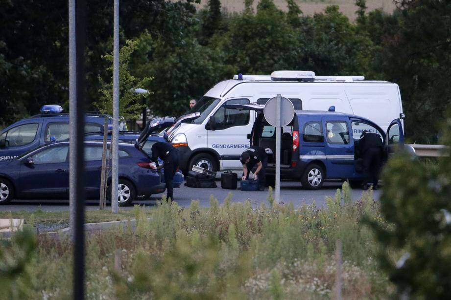 Gendarmes et policiers a proximité du camp des gens du voyage où a eu lieu la fusillade ce mardi soir, faisant quatre morts et trois blessés.