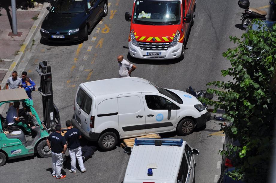 Après la collision entre un motard et un véhicule, le boulevard Pasteur a dû être coupé à la circulation dans les deux sens pour permettre l'intervention des secours.