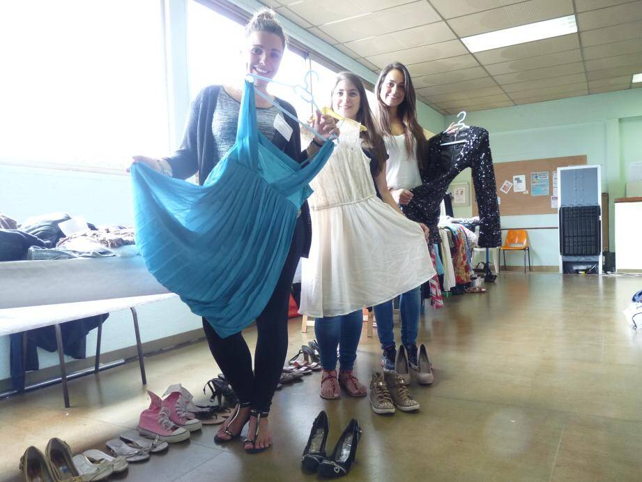 Le premier vide-dressing du Plan-de-Grasse, ce dimanche, a bien lieu. Il a résisté à la pluie en déménageant dans la salle de danse voisine de la place du Fronton à l'initiative de ses trois jeunes organisatrices Emilie, Marjorie et Chloé.