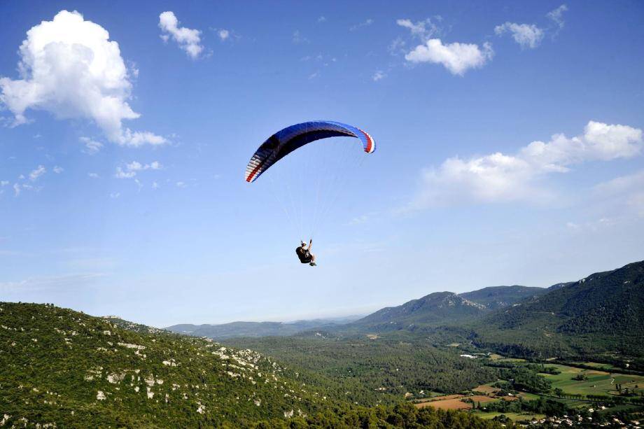 Illustration de parapente dans le Var