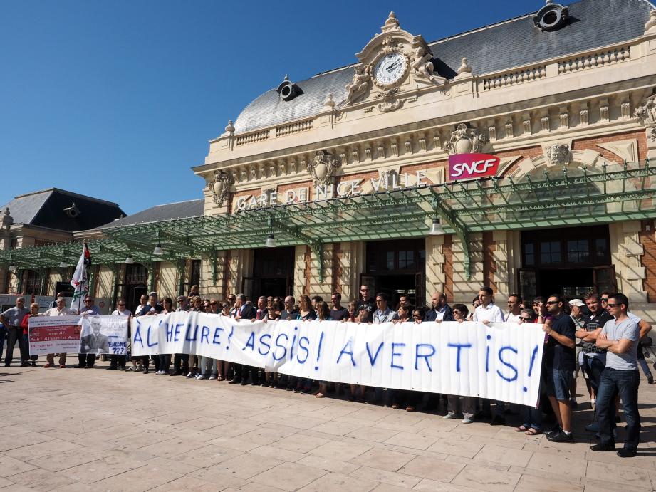 Des manifestants se tenaient devant la Gare Thiers de Nice
