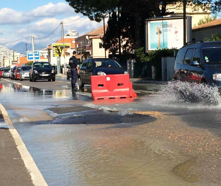 L'eau se déversait depuis la fin de matinée à Villeneuve Loubet.