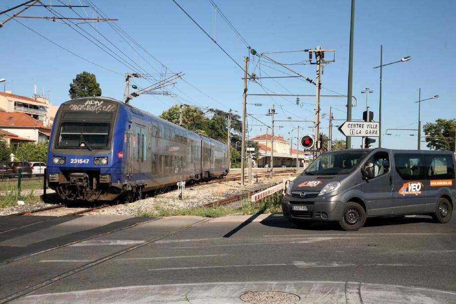 Au passage à niveau, près de la gare, les barrières vont s'abaisser entre 40 et 50 fois par jour.