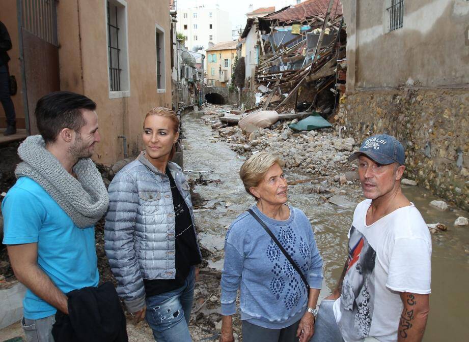 Hier, Bruno Vandelli s'est rendu dans le lit de la Foux qui a détruit son école de danse (au fond), accompagné de son mari Jess, sa maman Alberte et son associée Cathy Masson