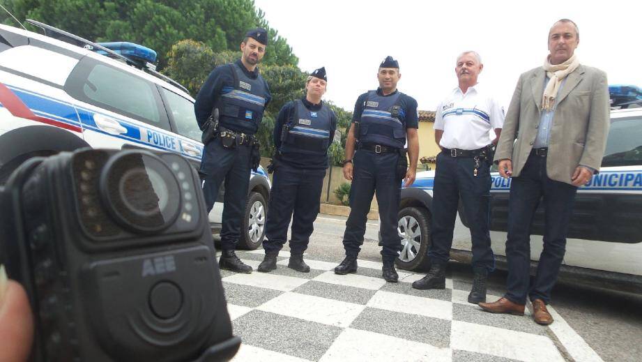 De droite à gauche : Eric Masson, premier adjoint, Serge Fintzel, chef de la police municipale et trois agents en uniforme. La police municipale actuellement basée place Mendès-France abrite 25 policiers, trois AVSP et un agent administratif.