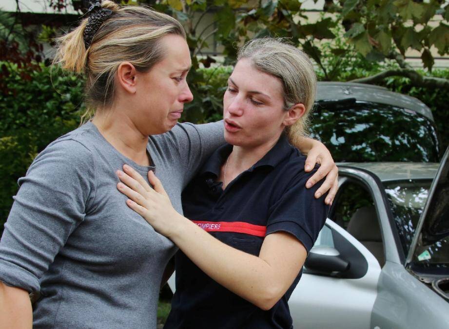 A la résidence domaine du cap vert à Mandelieu, Aline tente de consoler une habitante qui a tout perdu