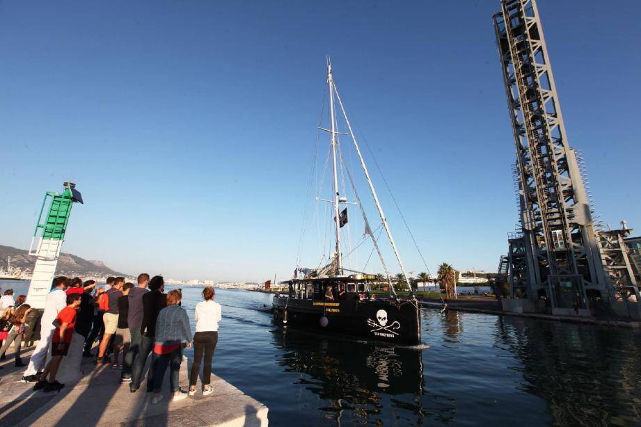 Battant le célèbre pavillon noir, le Columbus , navire ambassadeur de l'ONG maritime Sea Shepherd, barré par le capitaine Jean-Yves Terlain, a fait une entrée remarquée, hier soir dans le port de La Seyne, devant une trentaine d'admirateurs.