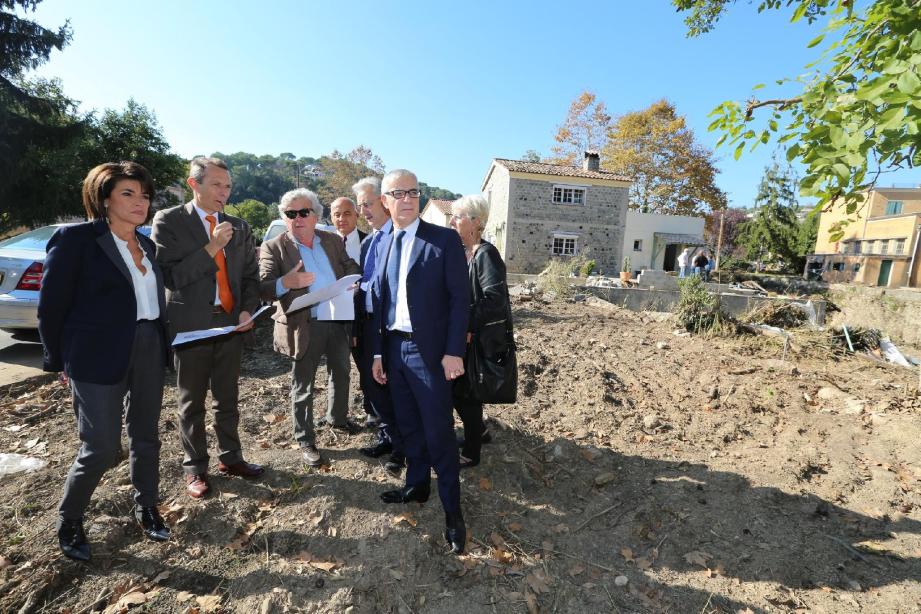 La commission sénatoriale devant l'une des villas de bord de Brague, particulièrement impactée par les inondations.