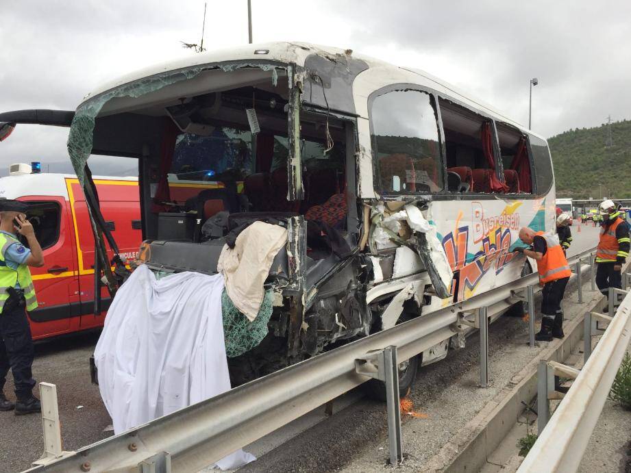 Emporté par sa vitesse, le bus n'a pu s'arrêter au péage de La Turbie le 17 septembre 2015, et s'est finalement immobilisé près d'une centaine de mètres après, en s'encastrant contre la barrière de sécurité.