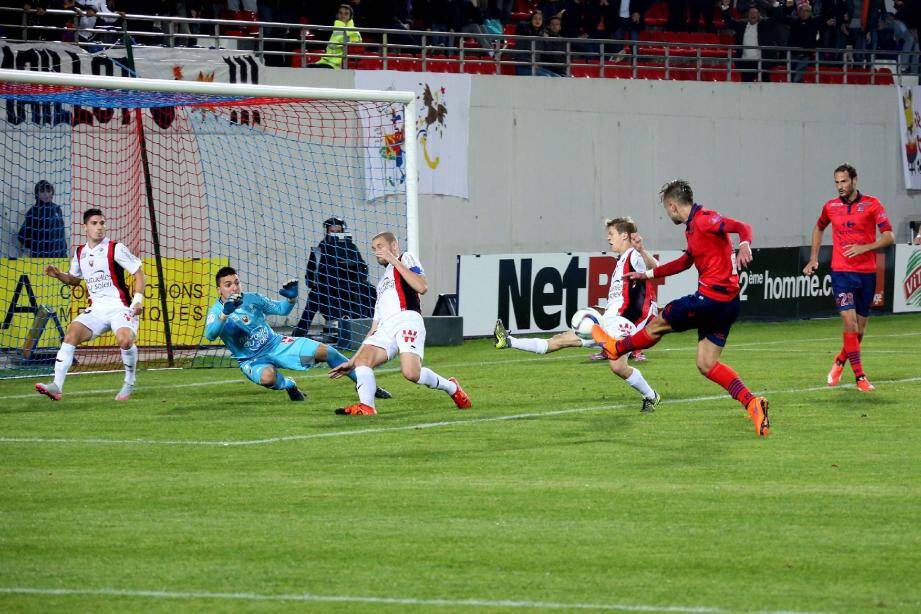 Fin de série pour Bodmer et les Niçois battus (3-1) à Ajaccio face au Gazelec. Ici, le but de Djokovic.