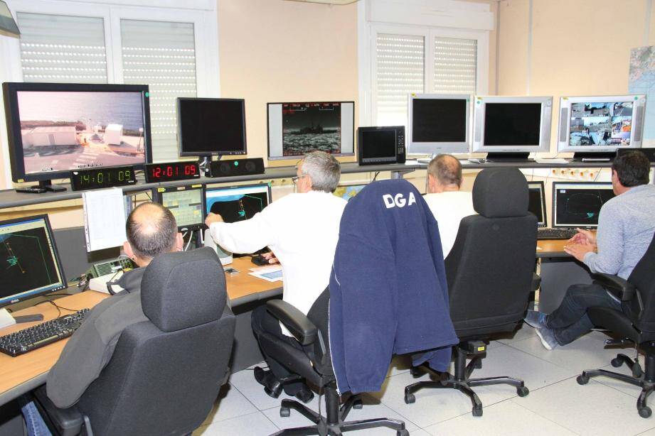 Opération de vérification des capacités de brouillage d'un bateau de guerre, ce jour-là, au centre opérationnel du Sesda.