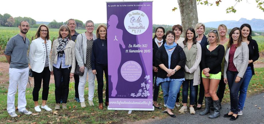 Les organisateurs et la responsable du Château des Demoiselles (à gauche) en compagnie de la Team des Demoiselles qui sera sur la ligne de départ.