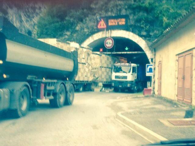 Le camion bloqué ce vendredi matin.