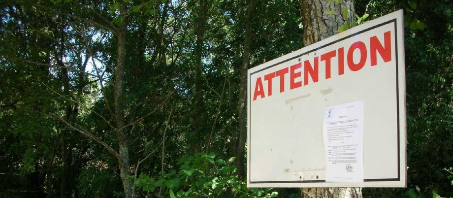 Un panneau a été apposé pour signifier un arrêté d'interdiction temporaire de baignade et de pêche, image d'illustration.