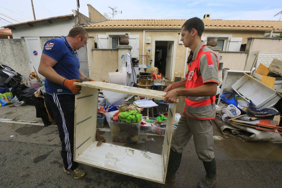 Les associations humanitaires prêtent main forte aux sinistrés.