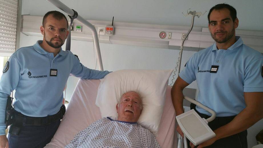 Avant-hier, le capitaine Blot et lieutenant Pardonneau ont rendu visite à Robert, 76 ans, qu’ils ont sauvé de la noyade samedi.