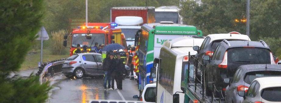 Un  violent accident de la route sur la voie sur berge près de l'aéroport de Nice