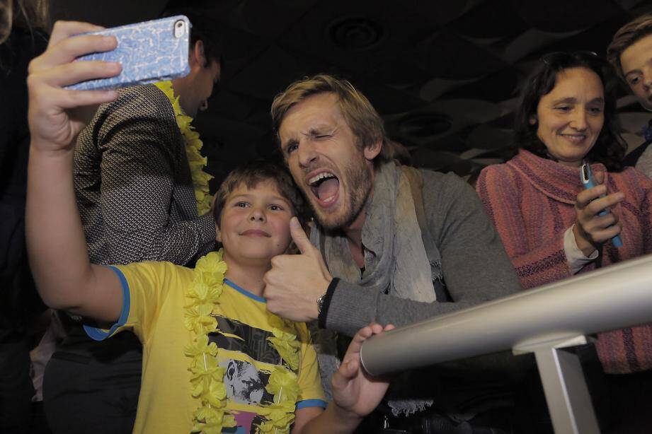 Les acteurs ont fait des selfies et signé des autographes.