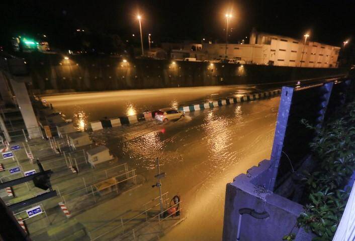 L'eau est montée rapidement sur l'autoroute samedi soir.