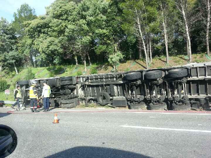 Un camion a basculé à droite des voies de l'A8.