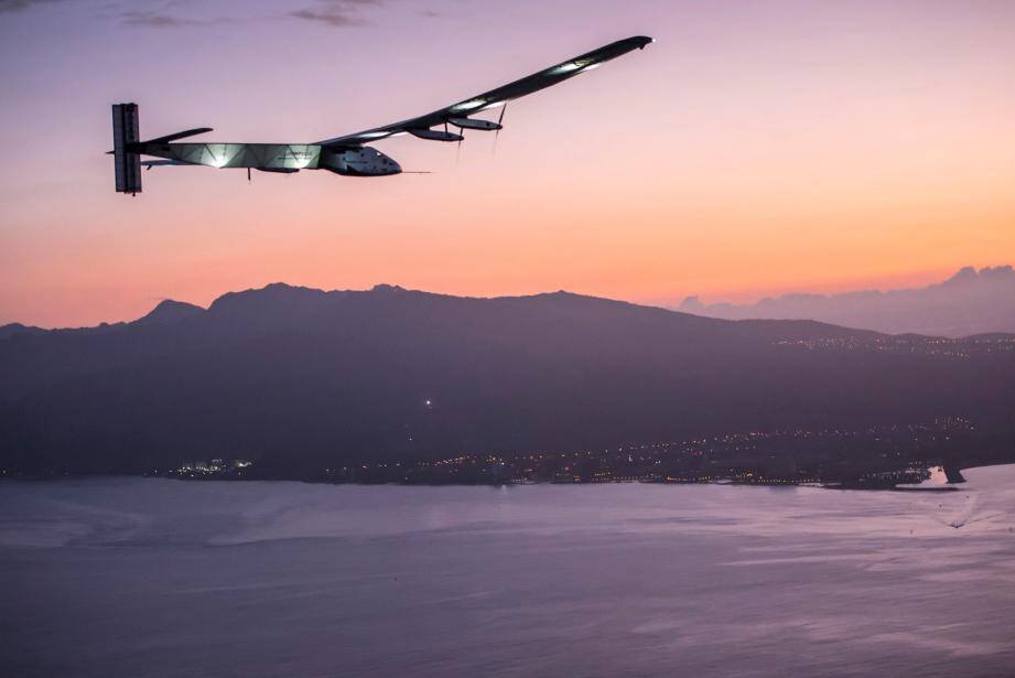 Le 3 juillet dernier, après 117 heures de vol, Solar Impulse se posait à Hawaï. Mais des problèmes techniques l’empêcheront de repartir. Ajournant d’une année le défi de Bertrand Piccard et André Borschberg.
	