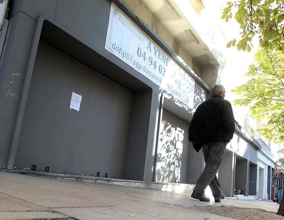 L’entrée du hall d’accueil de l’ex-cinéma « Le Raimu » a été murée. Il est le seul vestige restant. Les trois salles et leurs fauteuils ont été démolis. 