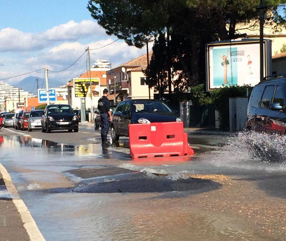 L'eau se déversait depuis la fin de matinée à Villeneuve-Loubet.
