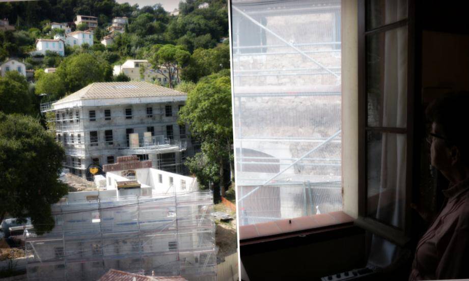 Germaine est face au moulin. Derrière, la bastide reprend forme.