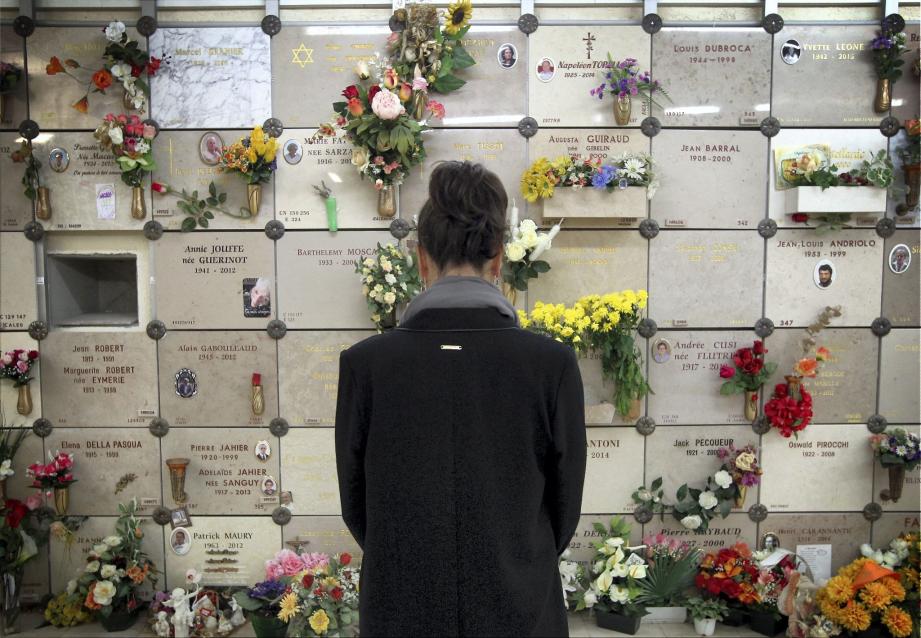 Un columbarium où reposent des urnes funéraires.