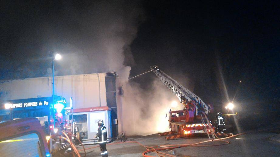 Le supermarché a été dévasté par les flammes.