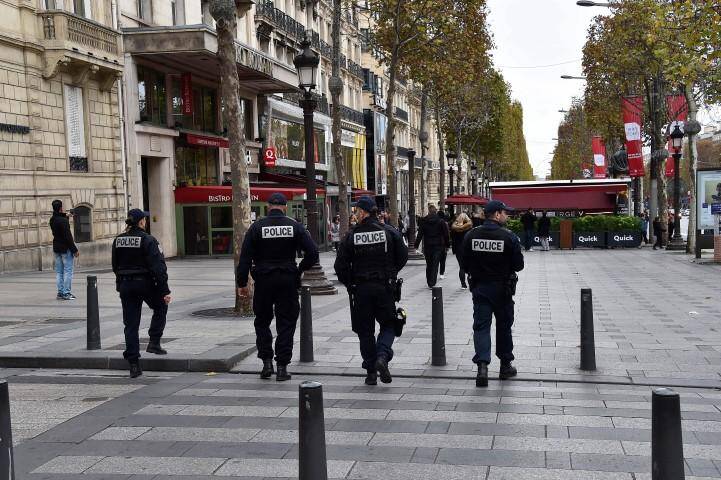 Des policiers patrouillent sur les Champs-Elysées, dans Paris après les attentats