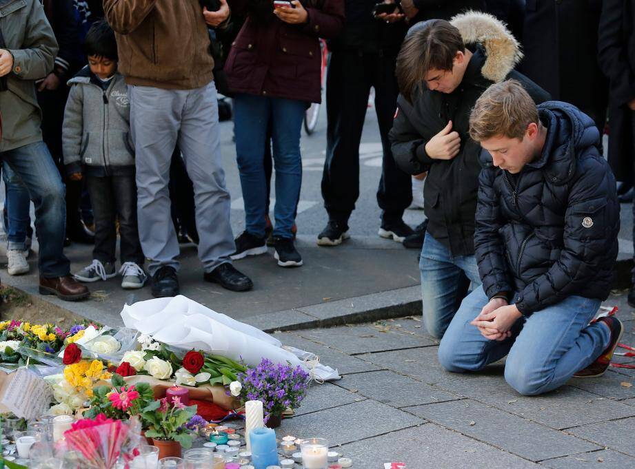 Deux jeunes hommes devant le mémorial proche du Bataclan.