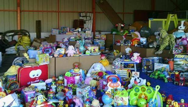 Plusieurs jouets entreposés dans le hangar.