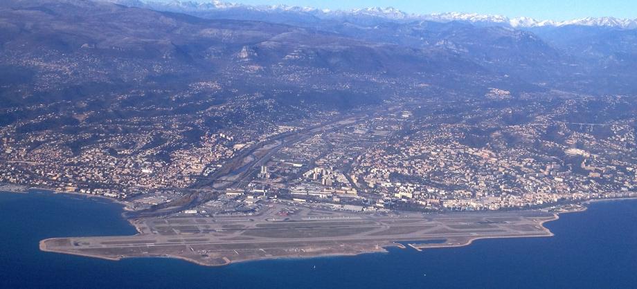 Vue aérienne de l'aéroport de Nice.