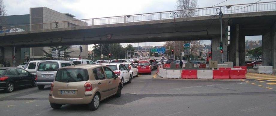 Le carrefour du boulevard du Mercantour saturé.