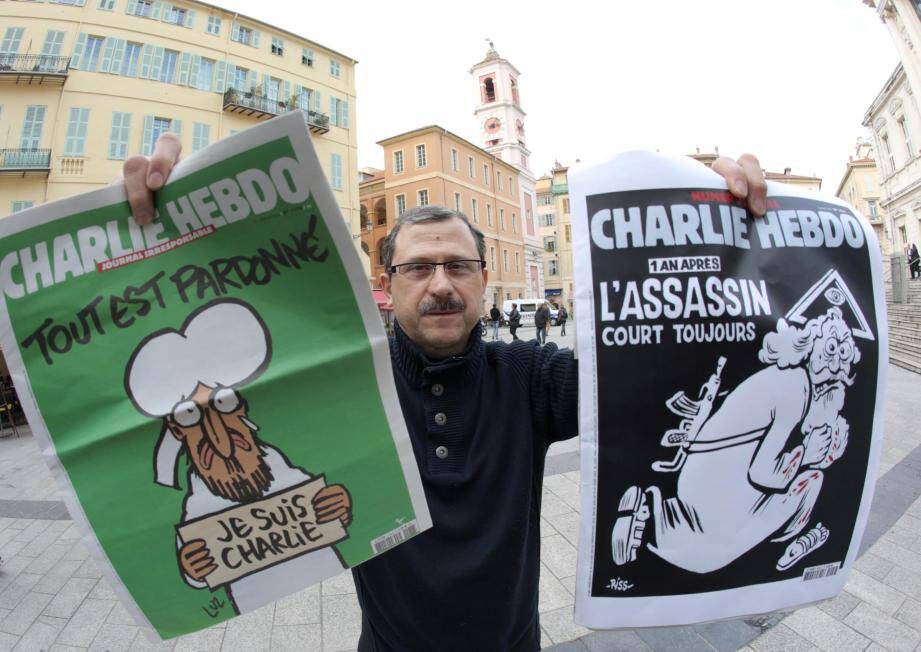 Sami Sarkis, le kiosquier de la place du Palais à Nice,
avec les «unes» de Charlie Hebdo d’après attentat, en janvier 2015, et de ce jour. 