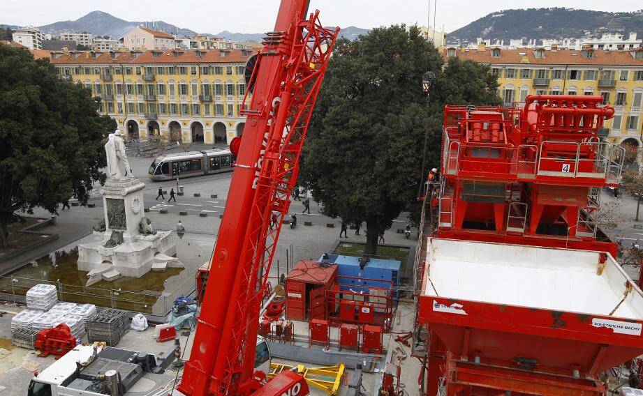 L’activité redouble, et s’est déplacée sur de nouveaux sites, comme ici sur la place Garibaldi, pour le chantier de la station souterraine du même nom, qui se situe rue Ségurane.	