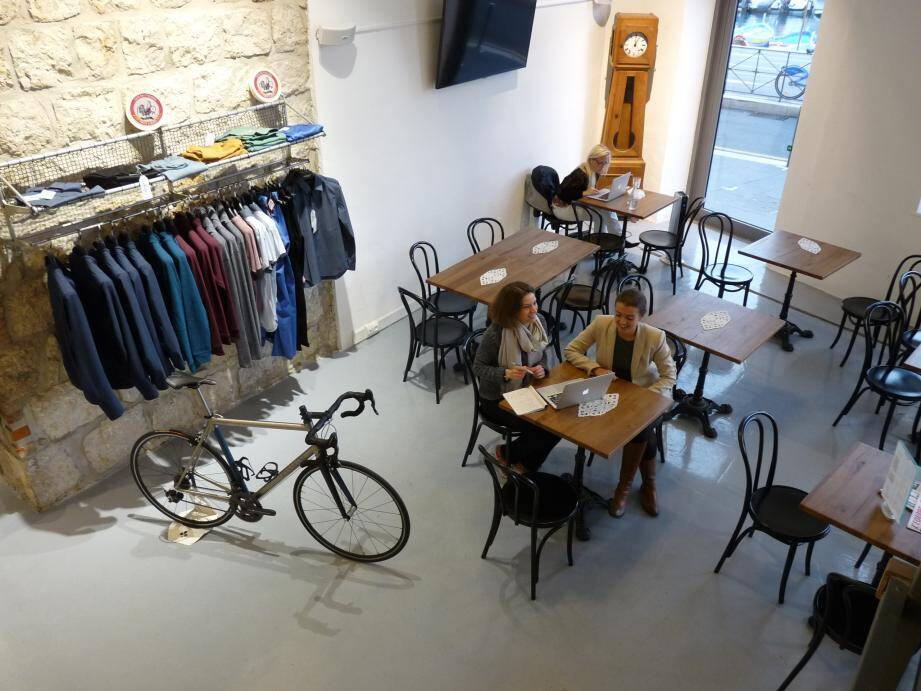 Le Café du Cycliste sur la port où comment une passion et une marque de vêtements techniques ont donné naissance à un lieu. 	