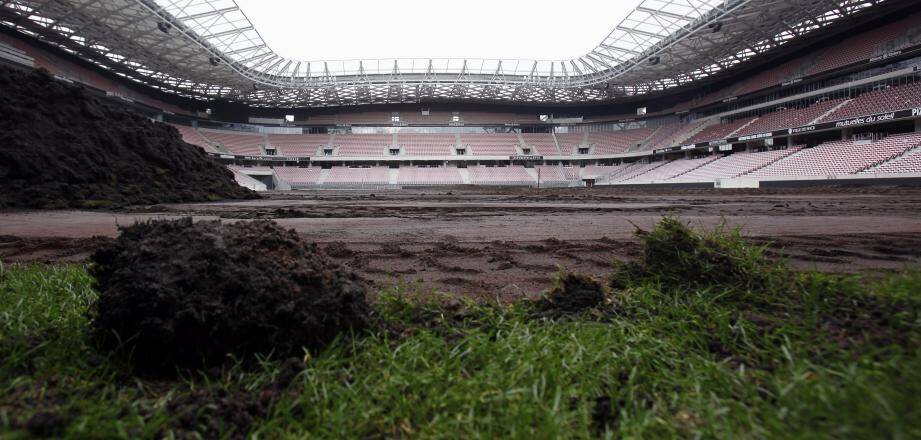 Rénovée à quatre reprises, la pelouse de l’Allianz reste vigoureusement critiquée par les joueurs pour sa dureté. La Ville de Nice et le club réclament des modifications de la part de l’exploitant, Nice Eco Stadium.
