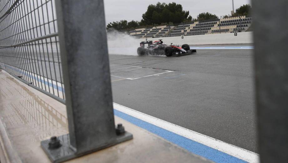 LE CASTELLET AU CRICUIT PAUL RICRADLES ESSAIS DE F1 AVEC LES PNEUS PIRELLI SUR  LA PISTE HUMIDE LA FERRARI AVEC KIMI RAIKKONENLA RED BULL DANIEL RICCIARDO LA MAC LAREN AVEC STOFFEL VANDOORNE QUI A CASSER