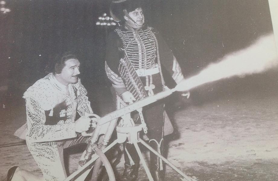 Au "Bal fou, fou,fou", en décembre 1963, Eddie Barclay déguisé en torero et Paul Pacini en soldat napoléonien actionnent un canon à neige pour une soirée mémorable.