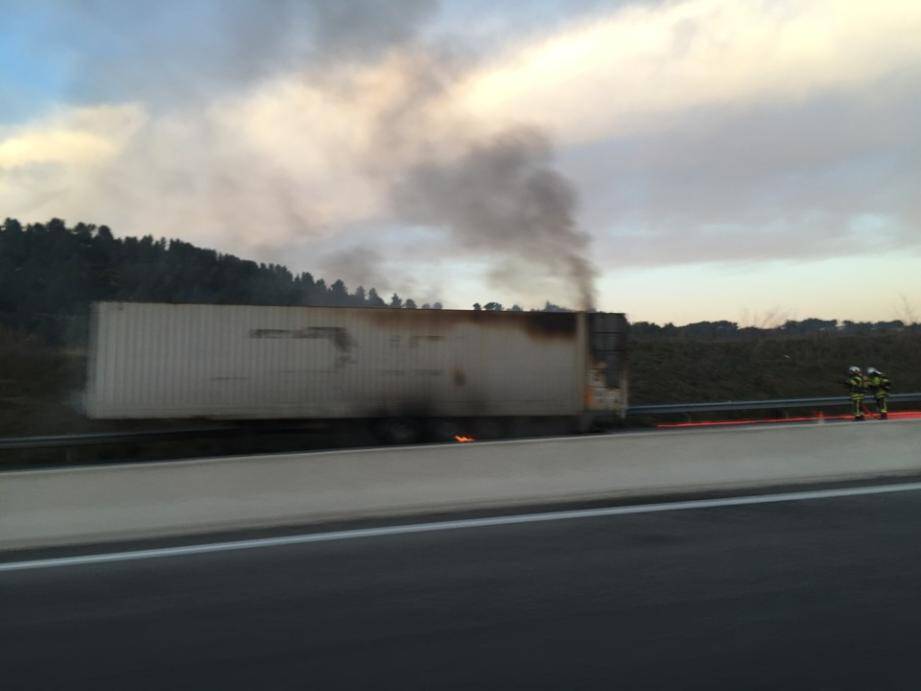 La remorque d'un poids lourd a pris feu.